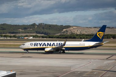 Madrid, İspanya - Aralık 2019: Madrid 'deki Ryanair ovası - Barajas Havaalanı. Ticari uçak inişi ya da havaalanından kalkışı. Gidiş ya da varış.