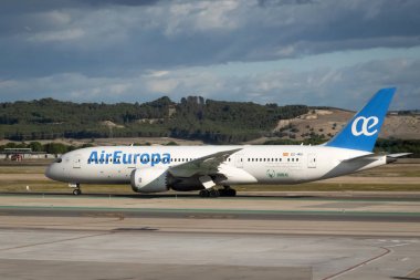 Madrid, İspanya - Aralık 2019: Madrid-Barajas Havaalanı 'ndaki Air Europa ekspres ovası. Ticari uçak inişi ya da havaalanından kalkışı. Gidiş ya da varış.