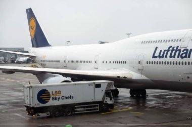 Frankfurt, Almanya - Aralık 2019: Lufthansa ovası ve gökyüzü aşçılarının kamyonu Frankfurt Havaalanı 'na yiyecek getiriyor. Ticari uçak inişi ya da havaalanından kalkışı. Gidiş ya da varış.
