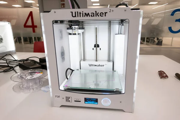 MADRID, ESPAÑA - Diciembre, 2019: Impresora 3D Ultimaker sobre la mesa en la universidad. Impresora 3D profesional moderna en la oficina — Foto de Stock