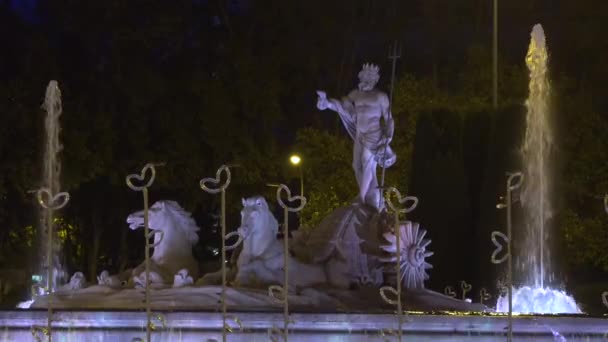 Coches Moviéndose Por Estatua Fuente Neptuno Por Noche Este Monumento — Vídeo de stock