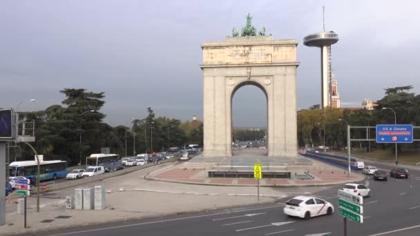 Мадрид Испания Декабрь 2019 Триумфальная Арка Арка Победы Между Оживленными — стоковое видео
