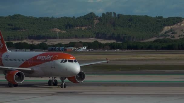 西班牙马德里 2019年12月 马德里 巴拉哈斯机场的简易喷气式机场 商业飞机在机场着陆或起飞 离境或到达 — 图库视频影像