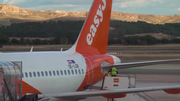 Madrid Spanje December 2019 Persoon Klopt Deur Van Easyjet Air — Stockvideo