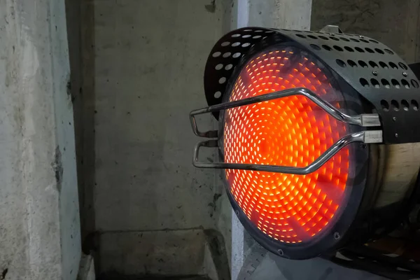 Aquecedor industrial resistente soprando ar quente no edifício frio em — Fotografia de Stock