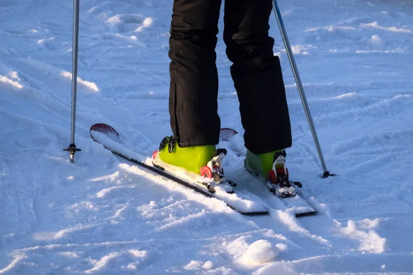 Homme skiant en station de ski durant la saison hivernale. Personne glissant dans la poudre avec des skis et des bâtons, avoir du bon temps — Photo