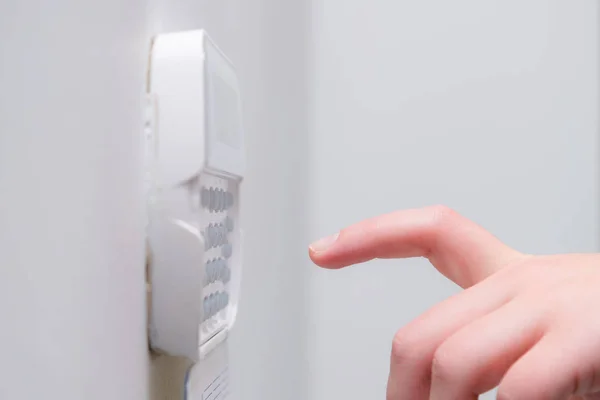 Mulher mão entrando senha do sistema de alarme de um apartamento, casa de escritório de negócios. Consola de vigilância e proteção contra borrachas e ladrões — Fotografia de Stock