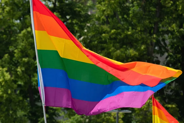 Regenbogenfahne zur Unterstützung der lgbt-Community bei der Schwulenparade. Bunte Flagge in der Menge bei Gay Pride-Feier — Stockfoto