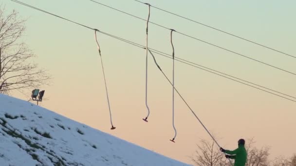 Kablar Drar Skidåkare Och Snowboardåkare Upp Berget Skidorten Solnedgång Himmel — Stockvideo