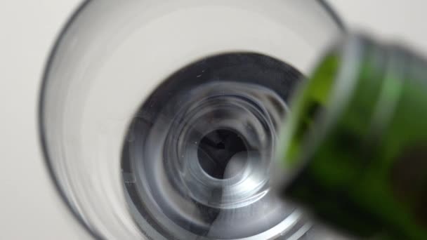 Verser du vin rouge dans un verre. Vue du dessus du verre plein de boissons alcoolisées sur fond blanc