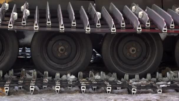 滑雪场雪地车的毛毛虫数量激增 过冬时带尖刺的机器轮子 极端的条件 履带四轮驱动 全地形车辆 — 图库视频影像
