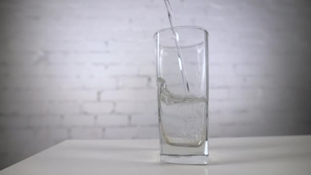 Наливаємо Свіжу Мінеральну Воду Склянку Столі Свіжий Ігристий Напій Кисневими — стокове відео
