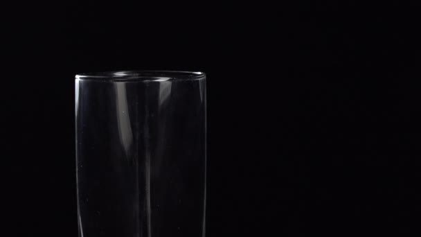 Gießen Frisches Mineralwasser Glas Auf Einem Tisch Frisches Prickelndes Getränk — Stockvideo