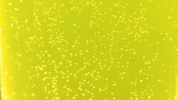 在黑暗的背景下 在一杯新鲜矿物质静水中溶解了维生素C片 带有氧球的黄色泡状液体宏观拍摄 — 图库视频影像