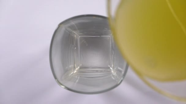 Vue Dessus Jus Orange Fraîchement Pressé Versé Dans Verre Sur — Video