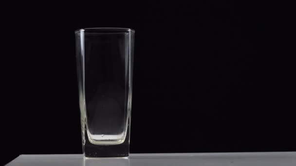 Vers Geperst Ananassap Dat Een Glas Een Tafel Wordt Gegoten — Stockvideo