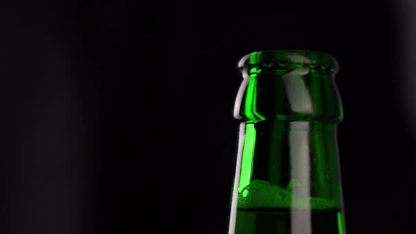 Hombres Bebiendo Botella Fría Cerveza Fondo Manos Levantando Trigo Refrigerado — Vídeos de Stock