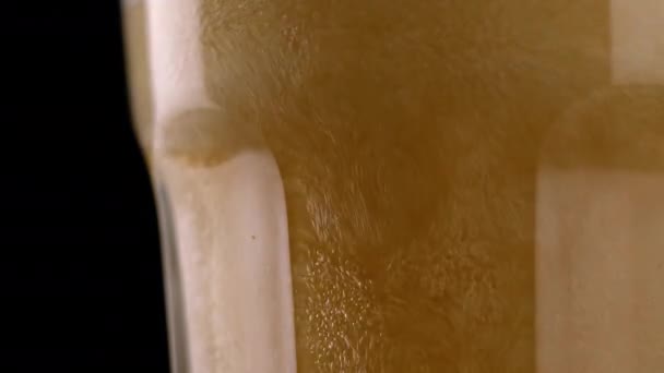 Close Cerveja Artesanal Fresca Fria Copo Com Espuma Branca Topo — Vídeo de Stock