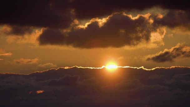 Timelapse Del Dramático Panorama Del Cielo Atardecer Con Ardientes Nubes — Vídeo de stock