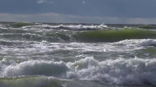 Megtöri Hullámokat Tengerben Veszélyes Óceáni Hullámok Habbal Zuhannak Part Közelében — Stock videók