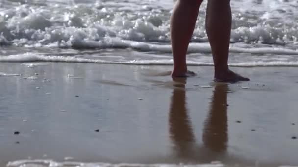 裸足で海の砂の上に立っている女性は 波が彼女の足にクラッシュ 孤独という自己反省の時間 — ストック動画