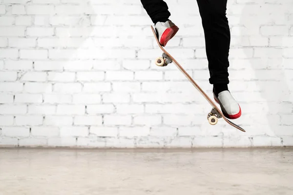 Skateboardista předvádí skateboard trik - ollie na betonu. Olympijský atlet cvičí skok, připravuje se na soutěž. Extrémní sport, kultura mládeže, městský sport — Stock fotografie