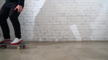 Kaykaycı kaykay numarası yapıyor. Betonun üzerindeki ollie. Atlama antrenmanı yapan sporcu, yarışmaya hazırlanıyor. Ekstrem spor, gençlik kültürü, şehir tarzı