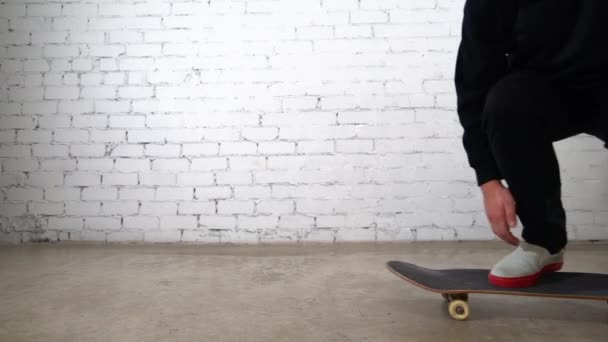 Скейт Ардер Выполняющий Скейт Трюк Удар Ногой Бетону Спортсмен Тренируется — стоковое видео
