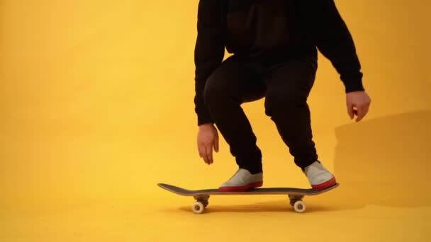 Skateboardista Předvádí Skateboard Trik Ollie Studiu Kaskadérský Záběr Atleta Trénink — Stock video
