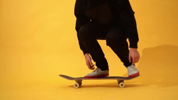 Skateboarder Εκτελεί Skateboard Τέχνασμα Κλωτσιά Flip Στο Στούντιο Αθλητής Εξάσκηση — Αρχείο Βίντεο