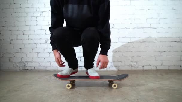 Skateboarder Het Uitvoeren Van Skateboard Truc Ollie Beton Atleet Oefenen — Stockvideo