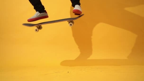 Skateboarder Realizar Truco Skate Ollie Estudio Stunt Shot Atleta Practicando — Vídeo de stock