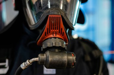 Oksijen maskesi takan itfaiyecilere yaklaş. Coronavirus tehlike bölgesi, enfeksiyon kapma korkusu. Solunum cihazı kullanılıyor