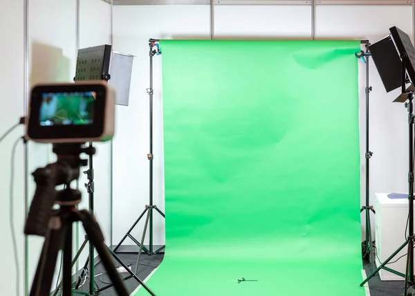 Fondo del estudio de pantalla verde. Estudio de filmación o fotografía equipado con luces y equipo de filmación — Foto de Stock