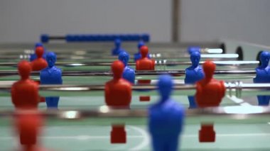 Langırt, masa futbolu manzarası. Takım sporu, masa futbolcuları. Rekabetçi masa oyunu