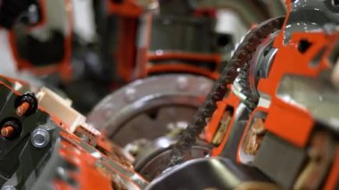 Dönen araba motor zincirinin yakın çekim görüntüsü. Otomatik serviste dönen metal zincir, tamir atölyesi