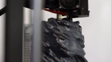 Otomatik üç boyutlu 3D yazıcı ürün oluşturmayı gerçekleştirir. Modern 3D baskı veya katkı maddesi üretimi ve robot otomasyon teknolojisi
