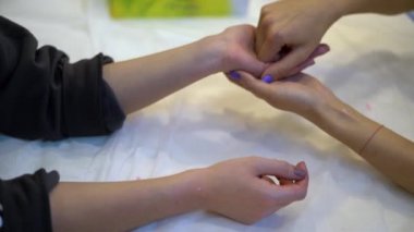 El masajı yapan fizyoterapiste yaklaş. Kozmetik kliniğinde kadın avuçlarına baskı yapan masör.