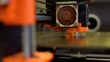 Otomatik üç boyutlu 3D yazıcı ürün oluşturmayı gerçekleştirir. Modern 3D baskı veya katkı maddesi üretimi ve robot otomasyon teknolojisi