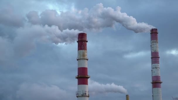 Donkere Giftige Rookwolken Komen Uit Schoorsteen Van Fabriek Luchtverontreiniging Opwarming — Stockvideo