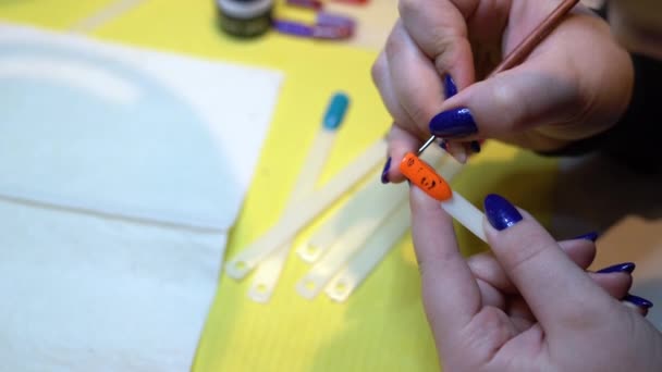 用刷子把妇女的油漆钉在钉子上 涂漆胶钉延伸 钉艺术 — 图库视频影像