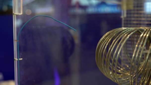 Décharge Électrique Artificiellement Créée Par Les Étudiants Sciences Phénomène Lumière — Video