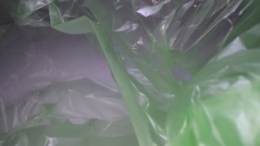 Dolly tek kullanımlık plastik torba arka plan ile vurdu. Şeffaf, yeniden kullanılabilir plastik atıklar. Plastik geri dönüşüm, çevre sorunları