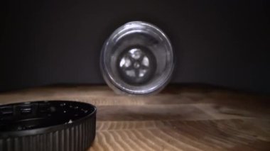 Plastik şişenin içinde. Ahşap arka plan üzerinde boş su şişesi yakınlaştırma kamera Dolly makro çekim