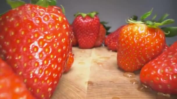 Dolly Tiro Fresas Jugosas Rojas Sobre Fondo Madera Fondo Fresa — Vídeos de Stock