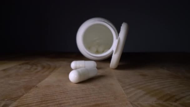 Pilules Blanches Capsules Côté Bouteille Sur Fond Table Bois Prescription — Video