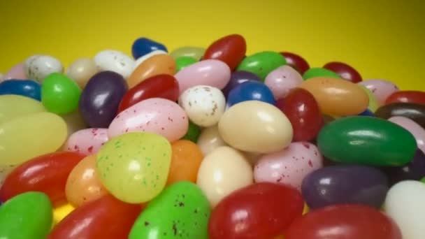 一堆美味的五颜六色的咀嚼糖果背景 黄色背景上五颜六色的糖果 — 图库视频影像