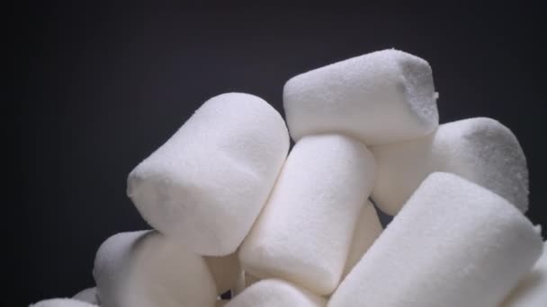 Stapel Zoete Zachte Marshmallow Yummy White Sweets Donkere Achtergrond Fast — Stockvideo