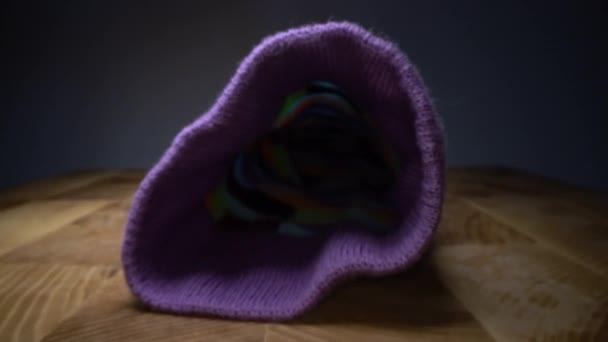 Внутри Носка Цветная Макро Кукла Снятая Внутри Текстуры Носка Пробираясь — стоковое видео