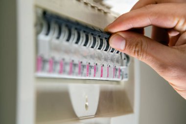 Sigorta kutusunda el değiştirme düğmesi var. Elektrikçinin kapattığı sigorta kutusunun düğmesini kontrol et.